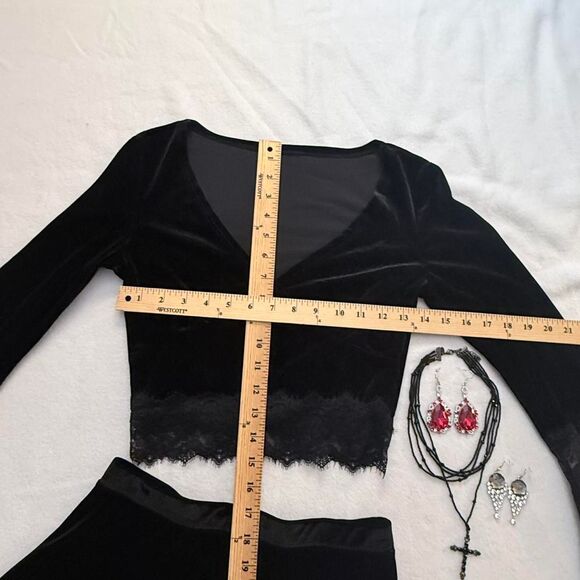 Goth velvet bell sleeves crop top mini skirt cross necklace and earrings - Picture 4 of 8